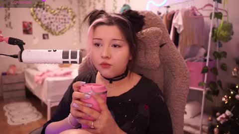 Snapshot of roxysuh chatting on February 2, 2026, 7:18 am roxysuh online show from February 2, 2026, 7:18 am