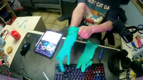 rubberglovebird online show from May 9, 2026, 11:54 pm
