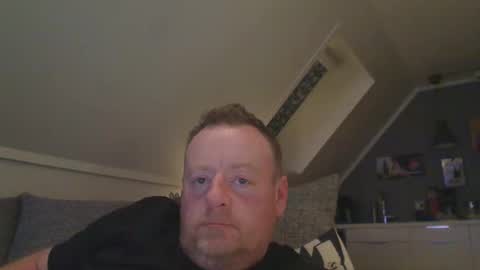Snapshot of runepetter chatting on November 17, 2025, 10:37 pm bignorwegian online show from November 17, 2025, 10:37 pm