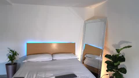 Snapshot of russell_adams_ chatting on September 11, 2025, 7:58 pm R U S S E L L online show from September 11, 2025, 7:58 pm