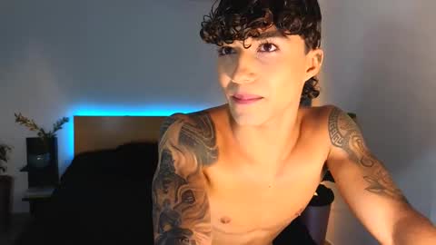 Snapshot of russell_adams_ chatting on September 16, 2025, 10:44 pm R U S S E L L online show from September 16, 2025, 10:44 pm