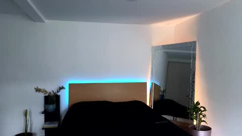 Snapshot of russell_adams_ chatting on September 19, 2025, 1:12 pm R U S S E L L online show from September 19, 2025, 1:12 pm