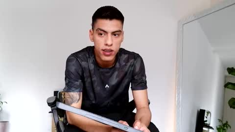 Snapshot of russell_adams_ chatting on October 12, 2025, 9:14 pm R U S S E L L online show from October 12, 2025, 9:14 pm