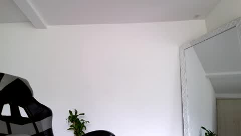 Snapshot of russell_adams_ chatting on October 23, 2025, 2:16 pm R U S S E L L online show from October 23, 2025, 2:16 pm