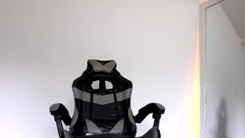 Snapshot of russell_adams_ chatting on November 6, 2025, 1:34 pm R U S S E L L online show from November 6, 2025, 1:34 pm