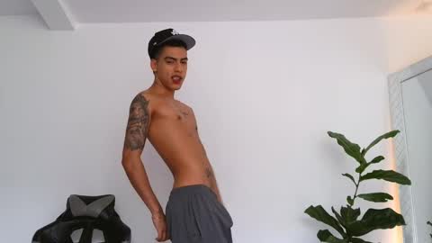 Snapshot of russell_adams_ chatting on November 8, 2025, 1:33 pm R U S S E L L online show from November 8, 2025, 1:33 pm