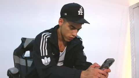 Snapshot of russell_adams_ chatting on November 11, 2025, 1:16 am R U S S E L L online show from November 11, 2025, 1:16 am