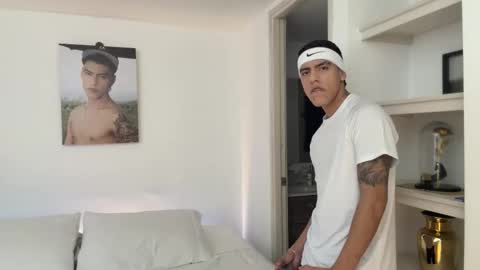 Snapshot of russell_adams_ chatting on November 27, 2025, 6:32 pm R U S S E L L online show from November 27, 2025, 6:32 pm