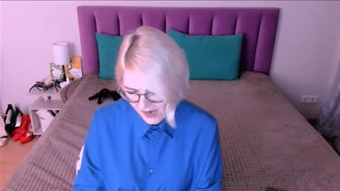 Sabrina MacMarren online show from October 30, 2025, 4:08 pm