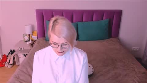 Sabrina MacMarren online show from November 4, 2025, 3:33 pm