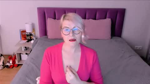 Sabrina MacMarren online show from December 3, 2025, 3:43 pm