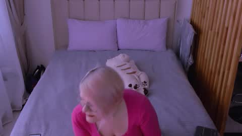 Snapshot of sabrinamacmarren chatting on March 17, 2026, 9:01 am Sabrina MacMarren online show from March 17, 2026, 9:01 am