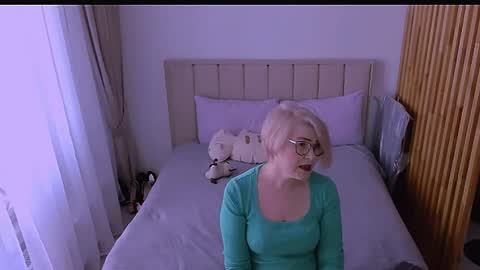 Snapshot of sabrinamacmarren chatting on April 2, 2026, 8:12 am Sabrina MacMarren online show from April 2, 2026, 8:12 am