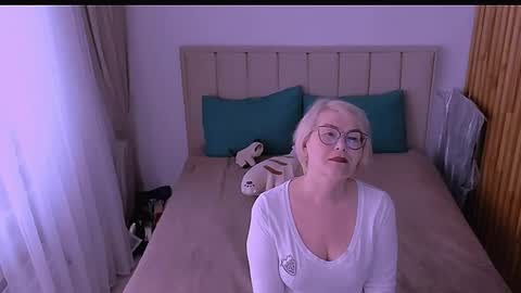 Snapshot of sabrinamacmarren chatting on April 28, 2026, 1:05 pm Sabrina MacMarren online show from April 28, 2026, 1:05 pm