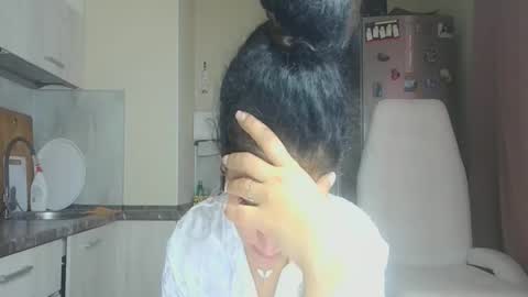 Snapshot of safari_xx chatting on October 29, 2025, 11:56 am Queen online show from October 29, 2025, 11:56 am