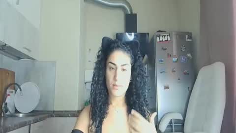 Snapshot of safari_xx chatting on November 17, 2025, 10:54 am Queen online show from November 17, 2025, 10:54 am
