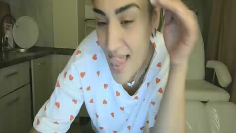 Snapshot of safari_xx chatting on November 21, 2025, 2:05 pm Queen online show from November 21, 2025, 2:05 pm
