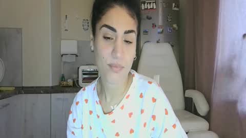 Snapshot of safari_xx chatting on November 22, 2025, 10:25 am Queen online show from November 22, 2025, 10:25 am