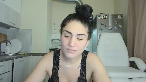 Snapshot of safari_xx chatting on December 3, 2025, 11:52 am Queen online show from December 3, 2025, 11:52 am