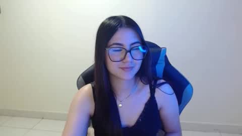 Sahaliefox  online show from November 3, 2025, 9:05 pm