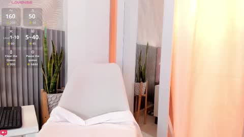 Silvia online show from December 5, 2025, 2:03 pm