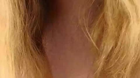 Snapshot of salut_love chatting on October 22, 2025, 4:40 pm Ruby online show from October 22, 2025, 4:40 pm