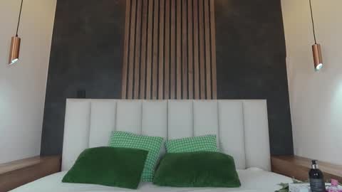   online show from December 14, 2025, 12:32 pm