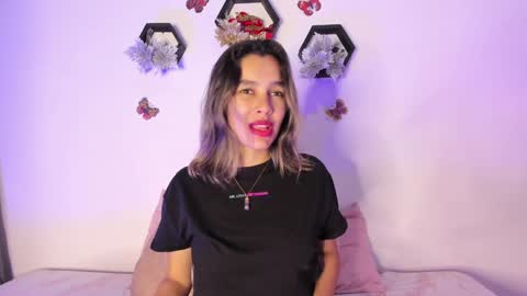 Snapshot of samara_jonnes_ chatting on January 16, 2025, 11:37 pm Samara is my name a pleasure delighted that you are here leave your thumb up it is important to me online show from January 16, 2025, 11:37 pm