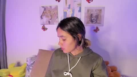 Snapshot of samara_jonnes_ chatting on January 25, 2025, 4:13 am Samara is my name a pleasure delighted that you are here leave your thumb up it is important to me online show from January 25, 2025, 4:13 am