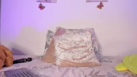 Snapshot of samara_jonnes_ chatting on January 27, 2025, 12:01 am Samara is my name a pleasure delighted that you are here leave your thumb up it is important to me online show from January 27, 2025, 12:01 am