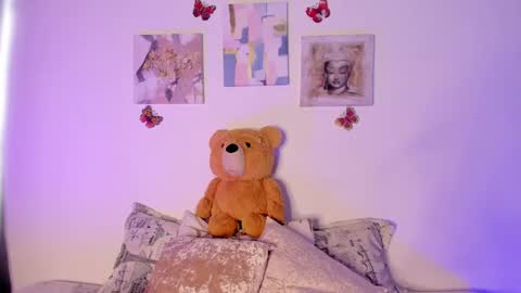 Snapshot of samara_jonnes_ chatting on February 2, 2025, 7:46 pm Samara is my name a pleasure delighted that you are here leave your thumb up it is important to me online show from February 2, 2025, 7:46 pm