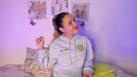 Snapshot of samara_jonnes_ chatting on February 10, 2025, 10:40 pm Samara is my name a pleasure delighted that you are here leave your thumb up it is important to me online show from February 10, 2025, 10:40 pm