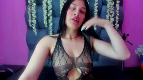samarhamiller_ online show from October 8, 2025, 2:04 pm