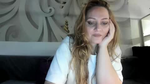 Snapshot of sandra______ chatting on November 14, 2025, 10:29 pm dont forghet to thumbs up if you like my show online show from November 14, 2025, 10:29 pm