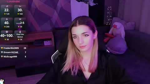 sandy_belle88 online show from December 3, 2025, 9:35 pm