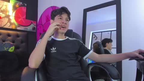 Snapshot of santi_delacruz chatting on December 3, 2024, 2:16 pm santi online show from December 3, 2024, 2:16 pm