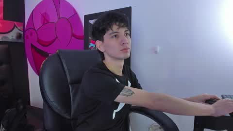 Snapshot of santi_delacruz chatting on December 5, 2024, 2:44 pm santi online show from December 5, 2024, 2:44 pm