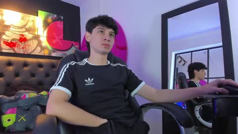 Snapshot of santi_delacruz chatting on December 12, 2024, 2:00 pm santi online show from December 12, 2024, 2:00 pm