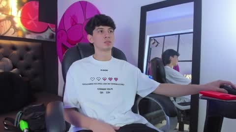 Snapshot of santi_delacruz chatting on December 13, 2024, 4:16 pm santi online show from December 13, 2024, 4:16 pm