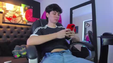 Snapshot of santi_delacruz chatting on January 2, 2025, 2:35 pm santi online show from January 2, 2025, 2:35 pm