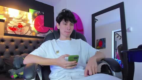 Snapshot of santi_delacruz chatting on January 15, 2025, 2:24 pm santi online show from January 15, 2025, 2:24 pm