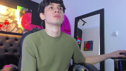 Snapshot of santi_delacruz chatting on January 17, 2025, 2:39 pm santi online show from January 17, 2025, 2:39 pm