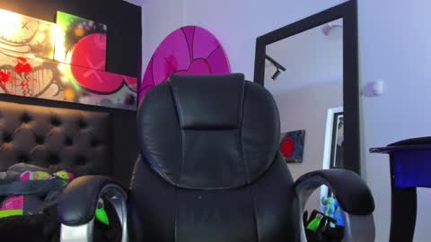 Snapshot of santi_delacruz chatting on January 22, 2025, 4:55 pm santi online show from January 22, 2025, 4:55 pm