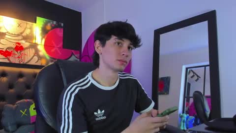 Snapshot of santi_delacruz chatting on January 28, 2025, 3:46 pm santi online show from January 28, 2025, 3:46 pm