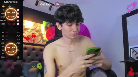 Snapshot of santi_delacruz chatting on January 28, 2025, 6:49 pm santi online show from January 28, 2025, 6:49 pm