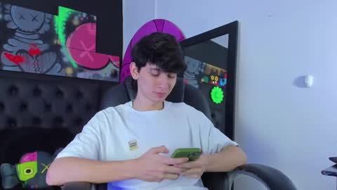 Snapshot of santi_delacruz chatting on January 29, 2025, 4:30 pm santi online show from January 29, 2025, 4:30 pm