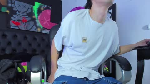 Snapshot of santi_delacruz chatting on January 29, 2025, 7:32 pm santi online show from January 29, 2025, 7:32 pm