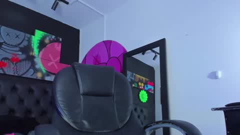 Snapshot of santi_delacruz chatting on January 29, 2025, 10:43 pm santi online show from January 29, 2025, 10:43 pm