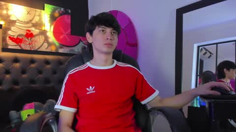 Snapshot of santi_delacruz chatting on January 30, 2025, 1:42 pm santi online show from January 30, 2025, 1:42 pm