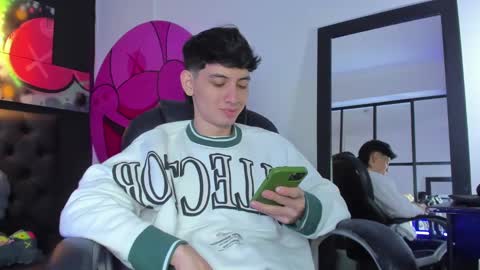 Snapshot of santi_delacruz chatting on February 11, 2025, 2:57 pm santi online show from February 11, 2025, 2:57 pm